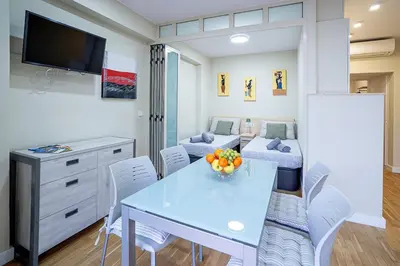 Una televisión o centro de entretenimiento en Charming apartment in Palamós