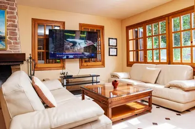 Una televisión o centro de entretenimiento en Villa Ficus