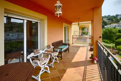 Un balcón o terraza de Cozy house with pool
