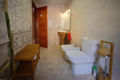 Un baño de Cozy house with pool