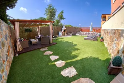 Jardín al aire libre en Cozy house with pool