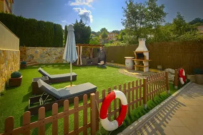 Jardín al aire libre en Cozy house with pool