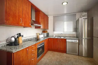 Una cocina o zona de cocina en Cozy house with pool
