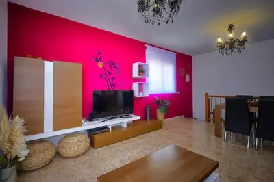 Una televisión o centro de entretenimiento en Cozy house with pool