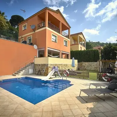 Cozy house with pool