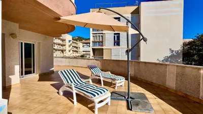 Un balcón o terraza de EVH126 Apartamento con gran terraza en el centro