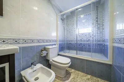 Un baño de HomeHolidaysRentals Coquette - Costa Barcelona