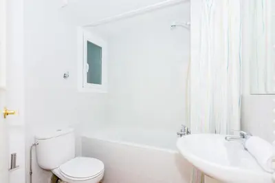 Un baño de HomeHolidaysRentals Olimpia - Costa Barcelona