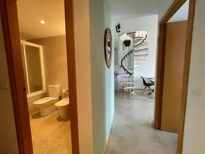 Un baño de Encantador dúplex con dos terrazas cerca del mar.