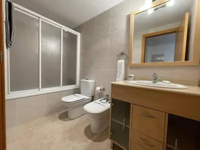 Un baño de Encantador dúplex con dos terrazas cerca del mar.