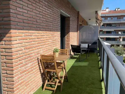 Un balcón o terraza de Bonito piso con terraza y piscina, cerca del mar