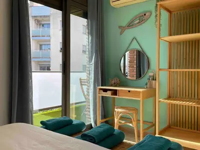 Cama o camas de una habitación en Bonito piso con terraza y piscina, cerca del mar