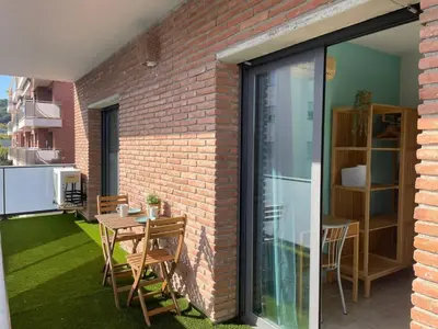 Un balcón o terraza de Bonito piso con terraza y piscina, cerca del mar