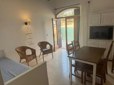 Una televisión o centro de entretenimiento en Apartamento en primera línea de Tamariu para 4-6 pers, con AC - HISP-233-477