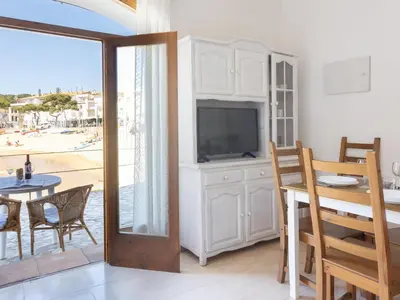 Una televisión o centro de entretenimiento en Apartamento en primera línea de Tamariu para 4-6 pers, con AC - HISP-233-477