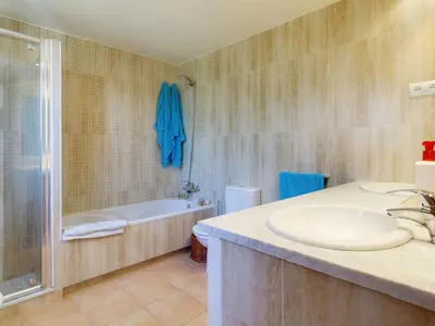 Un baño de Casa moderna con piscina privada y jardín – Tamariu, Costa Brava - HISP-233-498