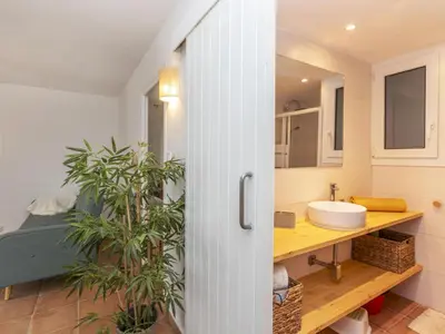Un baño de Apartamento Romántico en Tamariu, Terraza Privada, Playa a 150m, Wi-Fi Incluido - HISP-233-581