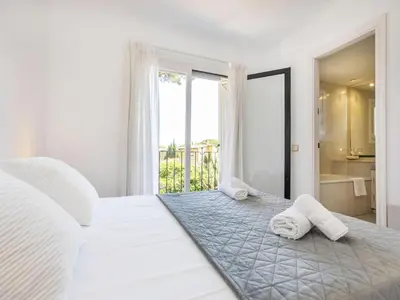Cama o camas de una habitación en Casa acogedora con jardín privado, cerca de la playa, 3 pisos, garaje y capacidad para 7 personas - HISP-233-554