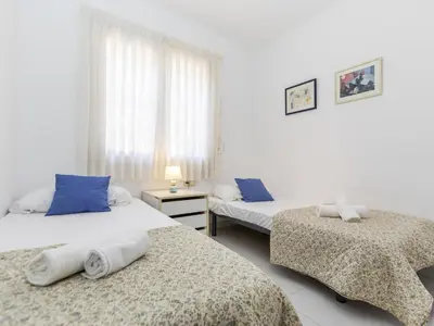 Cama o camas de una habitación en Casa acogedora con jardín privado, cerca de la playa, 3 pisos, garaje y capacidad para 7 personas - HISP-233-554