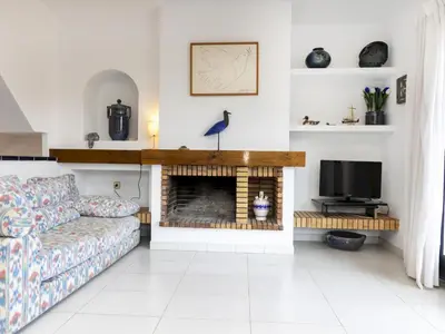 Una televisión o centro de entretenimiento en Casa acogedora con jardín privado, cerca de la playa, 3 pisos, garaje y capacidad para 7 personas - HISP-233-554