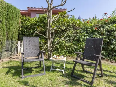 Jardín al aire libre en Casa acogedora con jardín privado, cerca de la playa, 3 pisos, garaje y capacidad para 7 personas - HISP-233-554