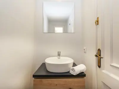 Un baño de Casa acogedora con jardín privado, cerca de la playa, 3 pisos, garaje y capacidad para 7 personas - HISP-233-554
