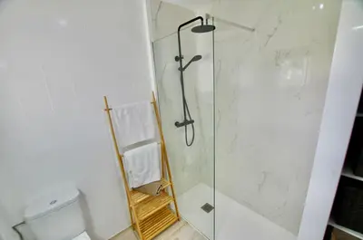 Un baño de V&V Lloret-VILLA BELLO MONTE, con piscina privada y jardín