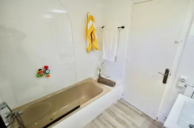 Un baño de V&V Lloret-VILLA BELLO MONTE, con piscina privada y jardín