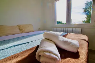 Cama o camas de una habitación en V&V Lloret-VILLA BELLO MONTE, con piscina privada y jardín