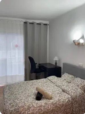Cama o camas de una habitación en Apartamento soleado junto al mar Els Pins