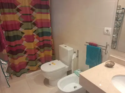 Un baño de Espacioso dúplex de 3 habitaciones con piscina y parking
