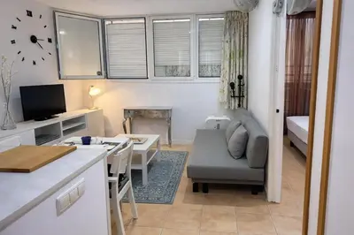 Una televisión o centro de entretenimiento en Carrer de Unio