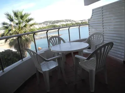 Un balcón o terraza de Apartamento 2-3 pers. frente al mar en Sant Feliu de Guíxols - ES-298-1