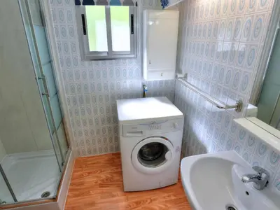 Un baño de Apartamento 2-3 pers. frente al mar en Sant Feliu de Guíxols - ES-298-1