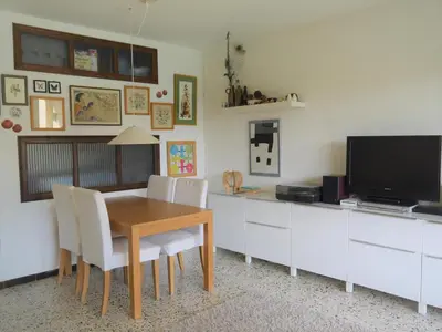 Una televisión o centro de entretenimiento en Cómodo apartamento en S'Agaró con terraza y piscina - ES-298-9