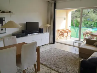 Una televisión o centro de entretenimiento en Cómodo apartamento en S'Agaró con terraza y piscina - ES-298-9