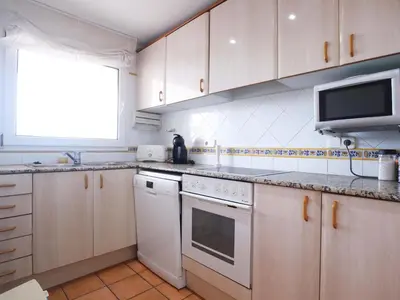 Una cocina o zona de cocina en Apartamento en S'Agaró para 6 personas con piscina y aparcamiento - ES-298-3