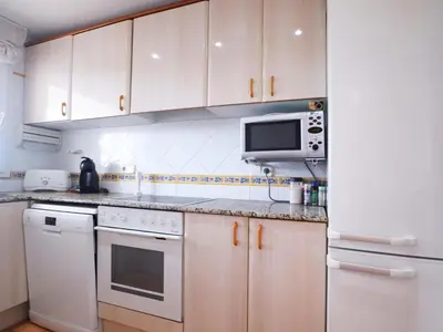 Una cocina o zona de cocina en Apartamento en S'Agaró para 6 personas con piscina y aparcamiento - ES-298-3