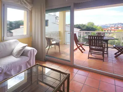 Un balcón o terraza de Apartamento en S'Agaró para 6 personas con piscina y aparcamiento - ES-298-3