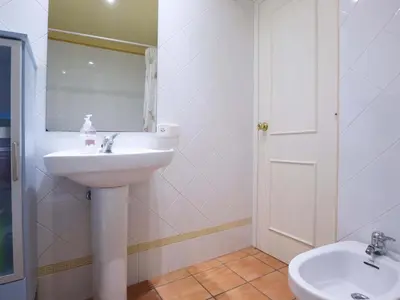 Un baño de Apartamento en S'Agaró para 6 personas con piscina y aparcamiento - ES-298-3