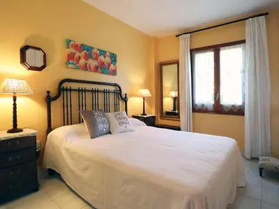 Cama o camas de una habitación en Apartamento en S'Agaró para 5 personas con terraza - ES-298-5