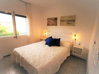 Cama o camas de una habitación en Apartamento en S'Agaró con piscina, terraza y se admiten mascotas, cerca del mar - ES-298-15