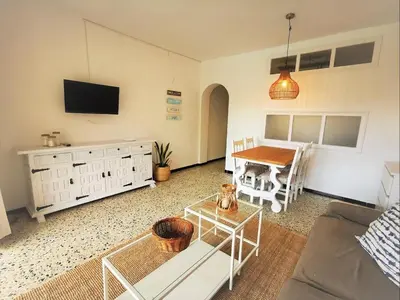 Una televisión o centro de entretenimiento en Apartamento en S'Agaró con piscina, terraza y se admiten mascotas, cerca del mar - ES-298-15