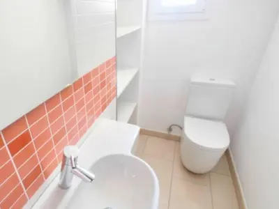 Un baño de Apartamento con terraza para 6 pax en Sant Feliu de Guíxols - ES-298-18
