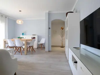 Una televisión o centro de entretenimiento en Apartamento 6 pers. a 50m playa de Sant Pol - ES-298-24