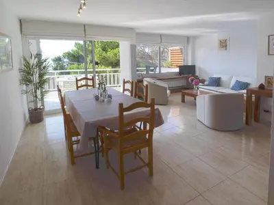 Zona de estar de Apartamento familiar para 6 con terraza en Sant Feliu de Guíxols - ES-298-25