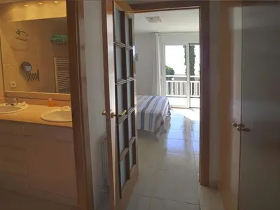 Cama o camas de una habitación en Apartamento familiar para 6 con terraza en Sant Feliu de Guíxols - ES-298-25