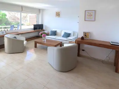 Una televisión o centro de entretenimiento en Apartamento familiar para 6 con terraza en Sant Feliu de Guíxols - ES-298-25