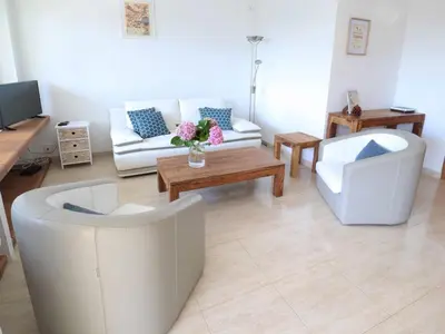 Una televisión o centro de entretenimiento en Apartamento familiar para 6 con terraza en Sant Feliu de Guíxols - ES-298-25