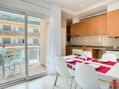 Una cocina o zona de cocina en Apartamento céntrico en S'agaró con balcón y estacionamiento - ES-298-28